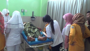 Bermain Petasan, Tangan Kiri Kakek Ini Hancur