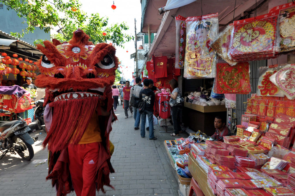Warga melintas di Kawasan Petak Sembilan, Glodok, Jakarta Barat. Kawasan ini biasanya ramai dikunjungi para warga Tionghoa mereka mencari perlengkapan serta pernak-pernik jelang sepekan menyambut Imlek. (foto: MI/Jhomi Hutapea).