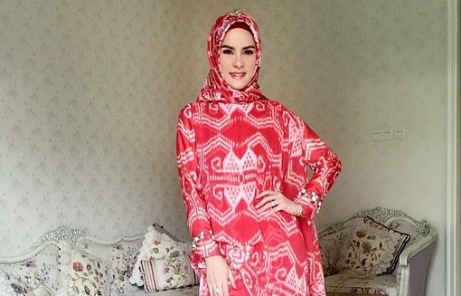 Angel Lelga Lebih Suka Pakai Bros daripada Perhiasan