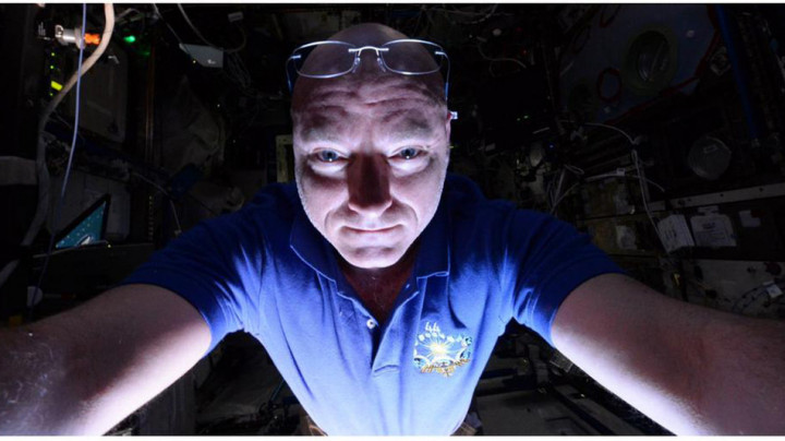 Foto Selfie Astronot di Luar Angkasa 