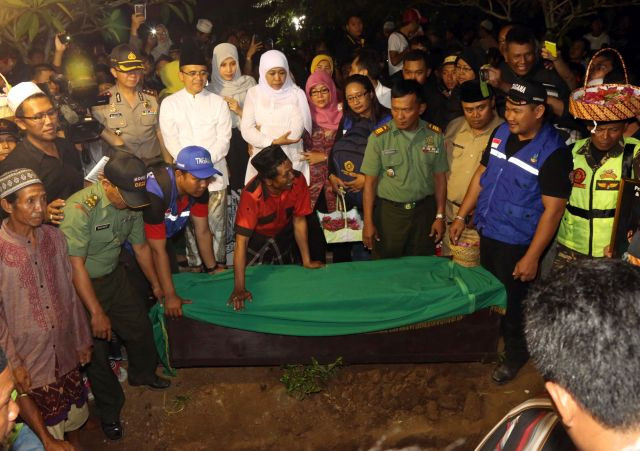 Ribuan warga memadati prosesi pemakaman Angeline dikampu ng halaman Ibu kandungnya, Hamidah, Desa Tulungrejo Kecamat an Glenmor, Banyuwangi, Jawa Timur, Selasa (16/6) malam.MI/Khoirul Hamdani 