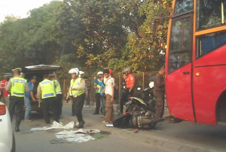 Bus TransJakarta Tabrak Motor, Satu Orang Tewas 