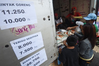 Risma Pastikan Harga Sembako di Surabaya Aman
