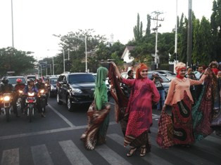 Puluhan Model Lenggak-Lenggok Bagikan Takjil Gratis