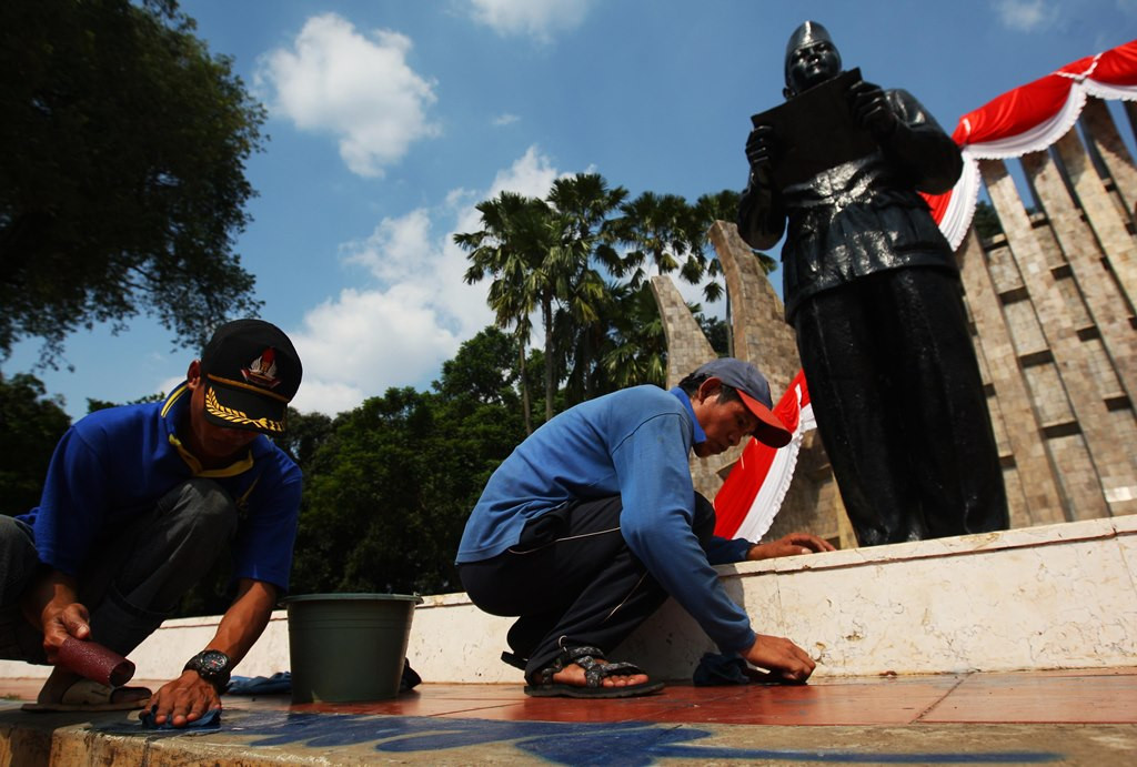 Pekerja membersihkan coretan ulang orang tak bertanggung jawab di depan monumen dua patung Proklamator Soekarno-Hatta di Tugu Proklamasi, Jl. Proklamasi, Jakarta Pusat. (foto: MI/Ramdani).