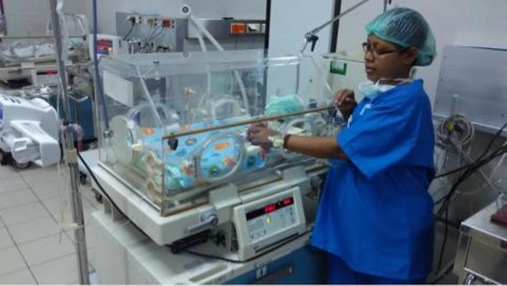 Petugas medis merawat bayi kembar lima di RS Dr Soetomo Surabaya. Foto: Metrotvnews.com/Amaluddin