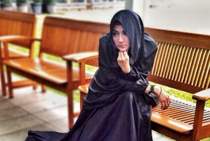 Meski Syar'i, Rancangan Baju Muslim Sarah Vi Tetap Modis