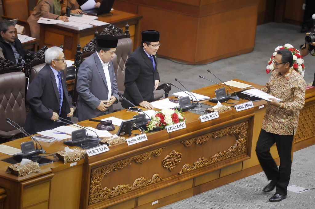 Totok Daryanto menyerahkan laporan mengenai peraturan UP2DP atau dana aspirasi dalam Sidang Paripurna di Kompleks Parlemen Senayan, Jakarta, Selasa 23 Juni 2015. Antara Foto/Yudhi Mahatma 