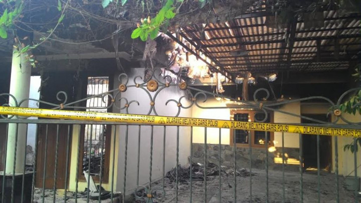 Ian lahir dan Besar di Sebelah Rumah yang Dibakar