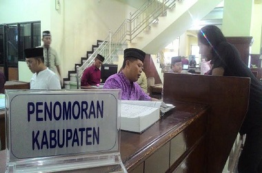 Selama Ramadan, Petugas Samsat Kenakan Baju Koko Layani Warga