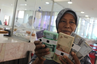 Warga Tegal Antusias Dapatkan Uang Pecahan Baru