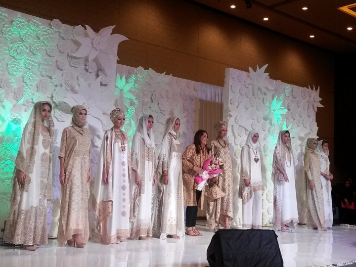 Ghea Panggabean Hadirkan Kaftan Bernuansa Putih Untuk Lebaran