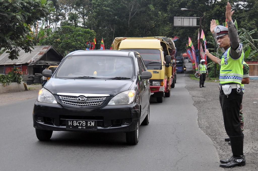 Seorang polisi amankan jalur mudik di jalan Semarang-Yogyakarta, Ant/ Anis Efizudin