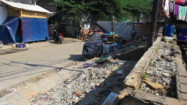 Ada Tembok Setinggi Dua Meter di Tengah Jalan Raya di Bekasi