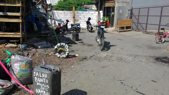 Ada Tembok di Tengah Jalan Raya, Pihak Kelurahan Hanya Bisa Mantau