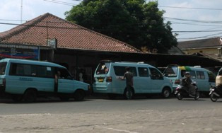 Sering Langgar Aturan, Ini Pembelaan Sopir Angkot