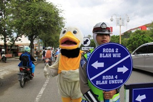 Jalur Mudik Pantura Dipasangi Rambu Lalu Lintas Berbahasa Daerah