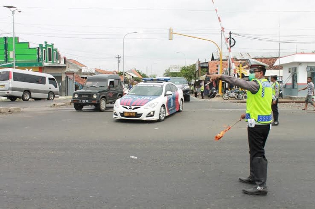 Polisi mengatur lalu lintas di jalur mudik Brebes, Metrotvnews.com/ Kuntoro Tayubi