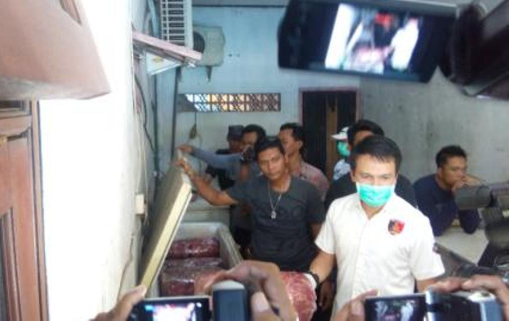 Foto: Petugas Polrestabes Surabaya menemukan gudang pengepul daging babi alias celeng dari Bekasi di Jalan Penjernihan Nomor 38, Surabaya, Jawa Timur/MTVN_Amaluddin