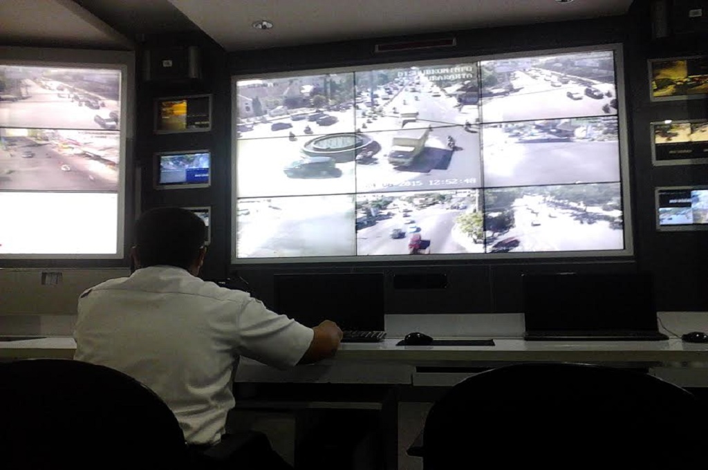 Petugas sedang bertugas memantau lalu lintas di central control room, di Solo Metrotvnews.com/Pythag Kurniati