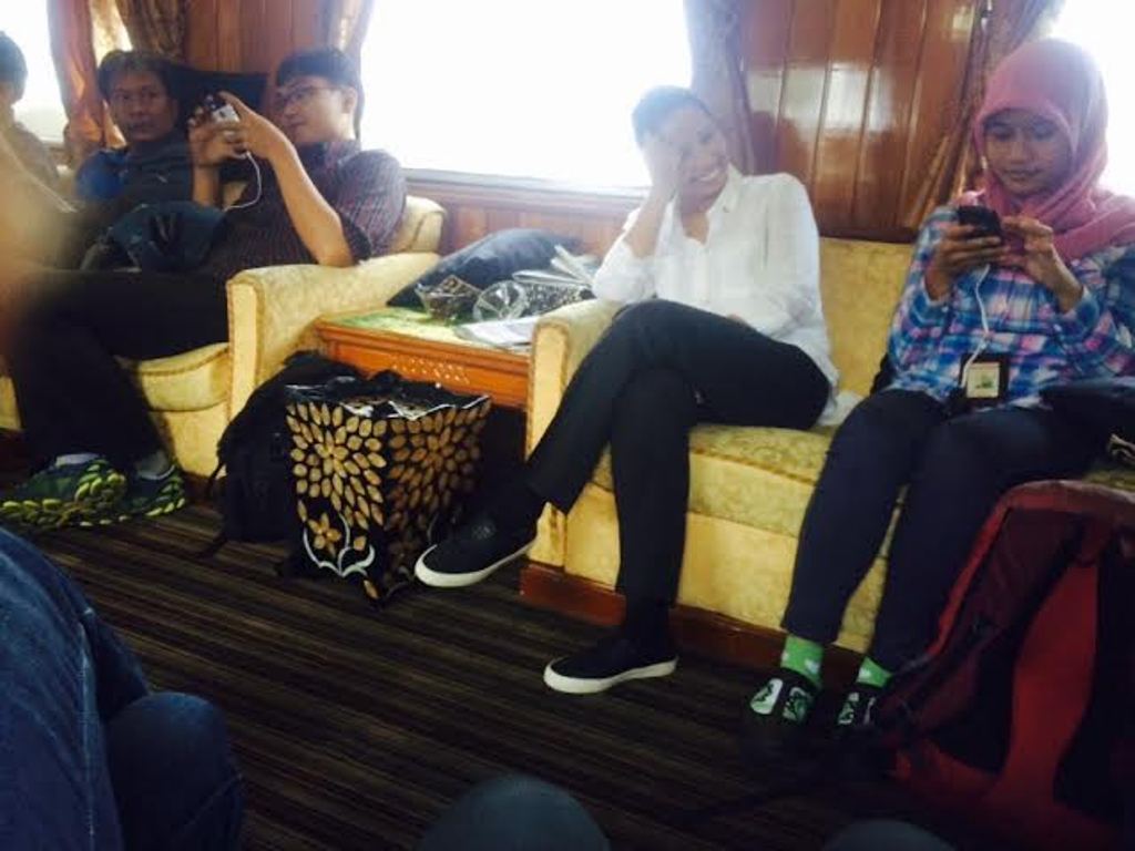 Menteri BUMN Rini Soemarno ketika di dalam kereta api (kemeja putih) (Foto: MTVN/Suci Sedya Utami)
