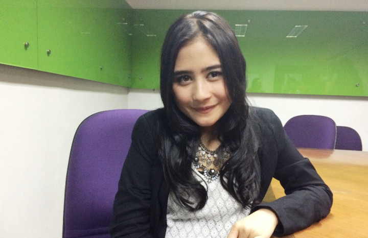 Dituding Aji Mumpung, Prilly Latuconsina Cuek