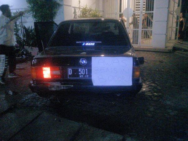 Sedan BMW Tabrak Lima Motor di Jakpus  