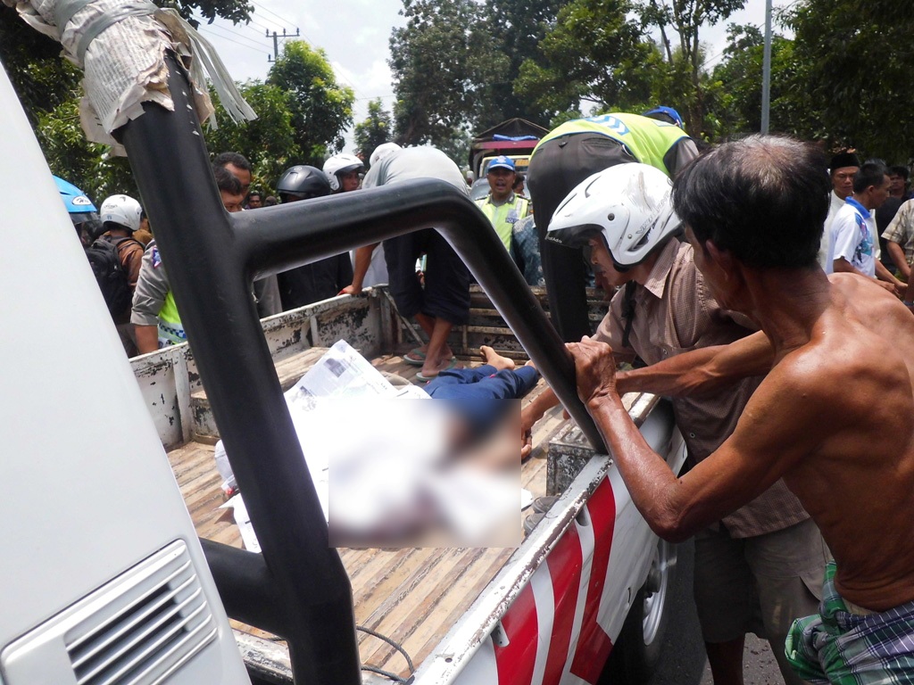 Foto: Salah seorang pengendara sepeda motor tewas dalam kecelakaan lalu lintas di akses Suramadu, Madura, Jawa Timur/MTVN_Agus Josiandi