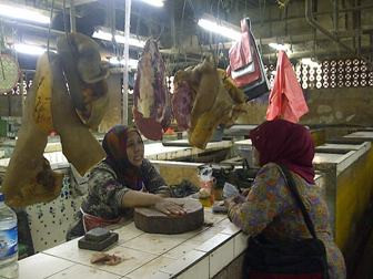 Pedagang Berbagi Tips Bedakan Daging Sapi dan Babi 