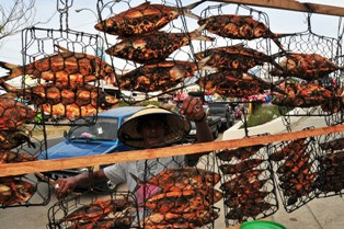 Menikmati Ikan Bakar Lambaro untuk Berbuka Puasa