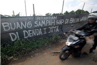 Sampah Menggunung di Belakang Kantor Dinas Kebersihan Depok