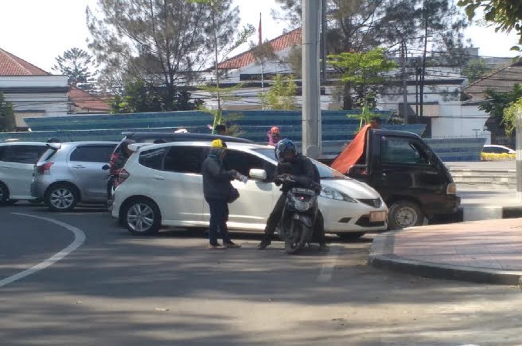 Rima menawarkan uang pecahan Rp10 ribu keperluan Lebaran pada warga di Bandung, Metrotvnews.com/ Jaenal Mutakin