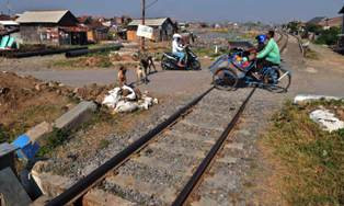 Perlintasan Kereta Tanpa Palang Pintu Dijaga Polisi Saat Lebaran