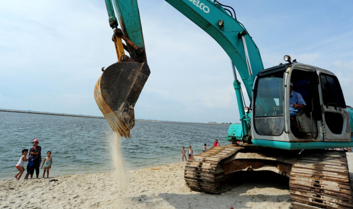 Harga Ekskavator Pindad Bersaing dengan Hyundai Korea