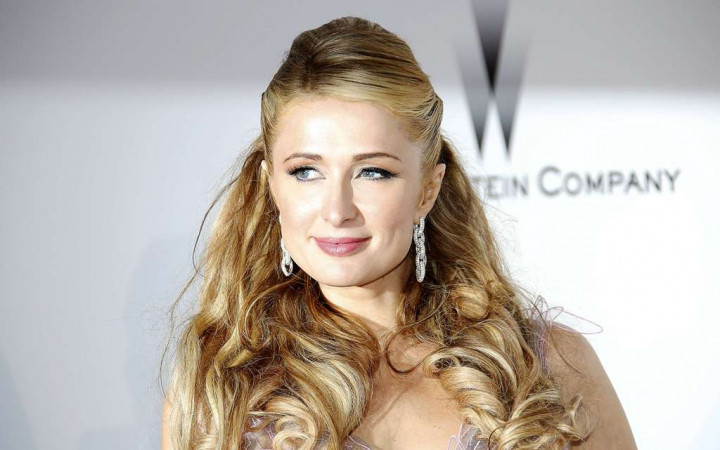 Reaksi Paris Hilton Saat Disuruh Melompat dari Pesawat yang Hampir Jatuh