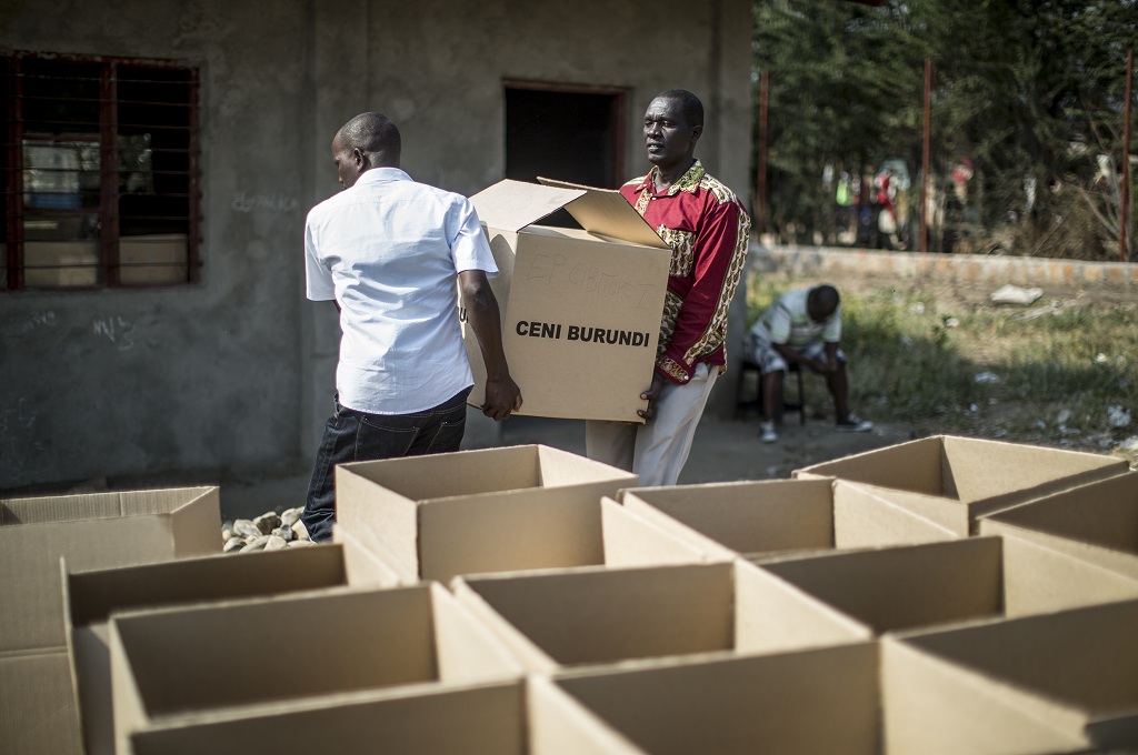 Petugas mengangkut surat suara di Bujumbara menjelang pemilu parlemen Burundi pada Senin (29/6/2015). AFP / MARCO LONGARI