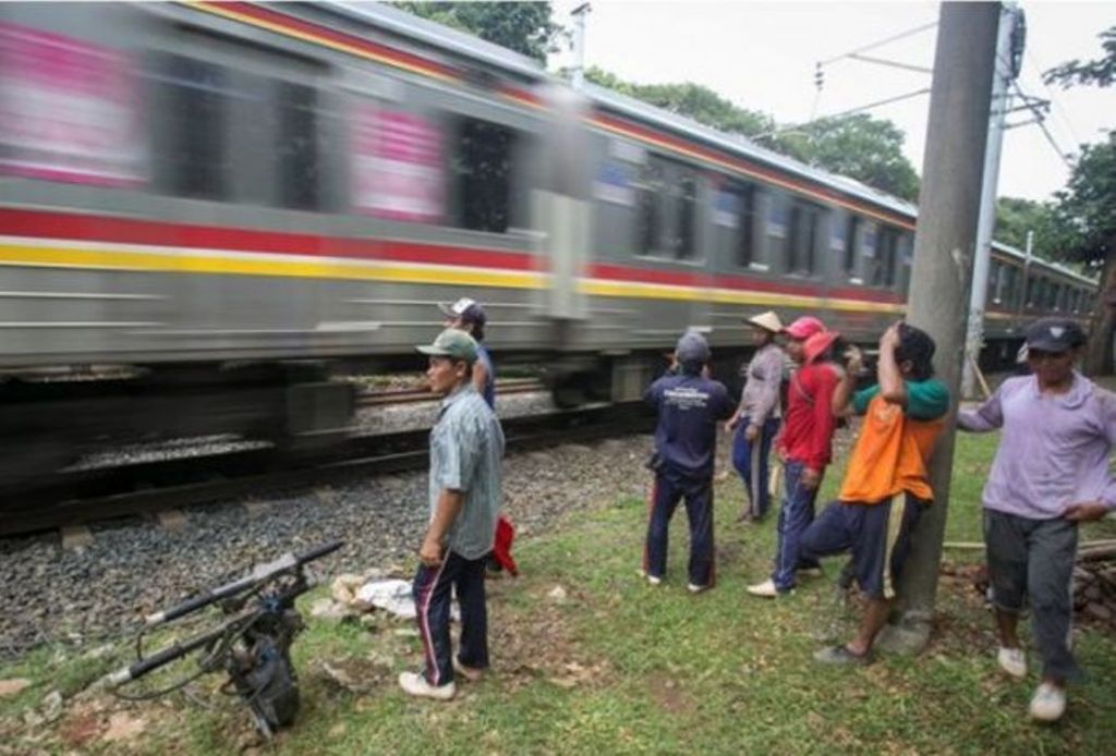 Foto: Ilustrasi kereta melaju kencang di sekitar warga/MI_Atet Pramadia