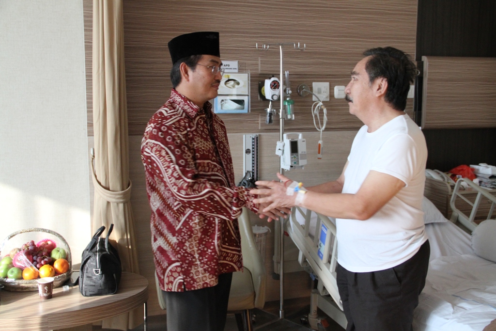Ketua DKPP Jimly Asshiddiqie mengunjungi Antasari Azhar di Rumah Sakit Omni. Foto: dok.DKPP.