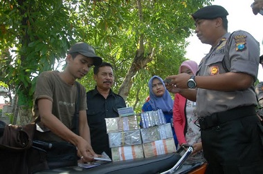 Jasa Penukaran Uang di Jalan Didatangi Polisi