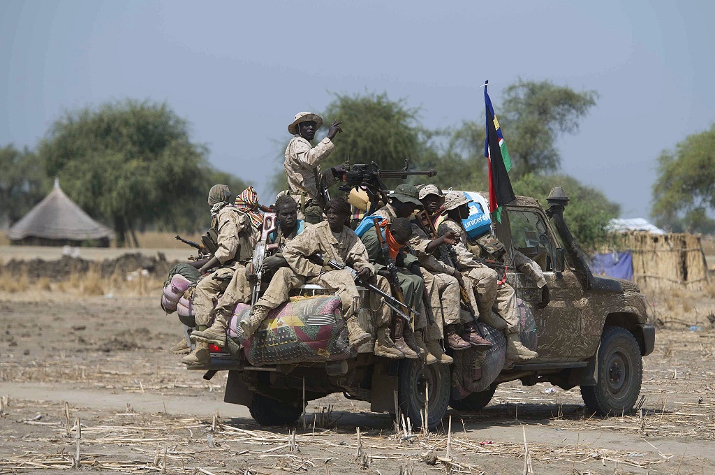 Tentara Sudan Selatan berpatroli di desa Bor, Sudan Selatan, 26 Januari 2014. AFP / ALI NGETHI