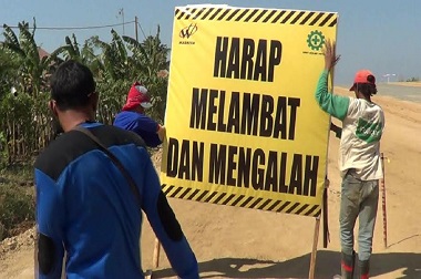 Rambu Lalu Lintas Dipasang di Tol Pejagan-Brebes