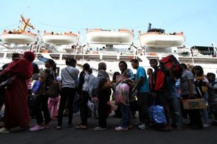 Pemudik via kapal laut. (Antara/ Agung Rajasa)