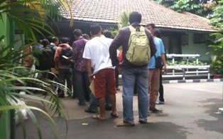 Puluhan Warga Antre Daftar Driver GrabBike