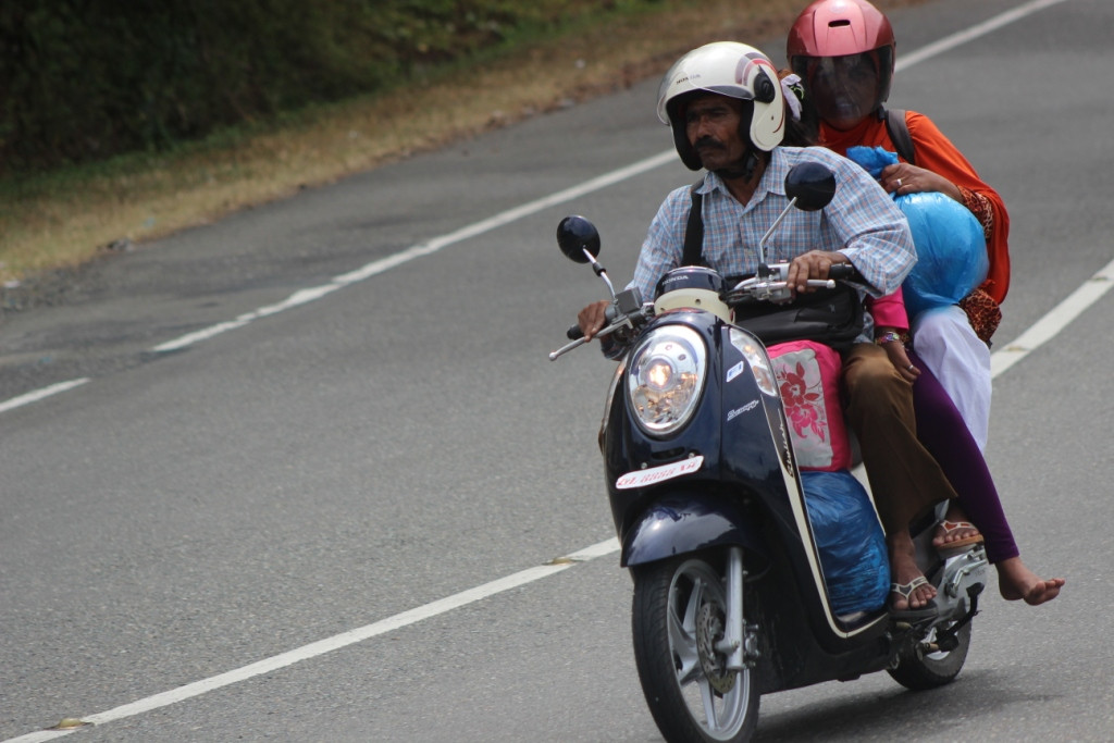 Pemudik bersepeda motor padati jalur nasional Banda Aceh-Medan, di kawasan Seupeng, Kecamatan Peukan Baro, Kabupaten Pidie, Aceh, Minggu 27 Juli 2014.  Foto: MI/Amiruddin Abdullah Reubee 