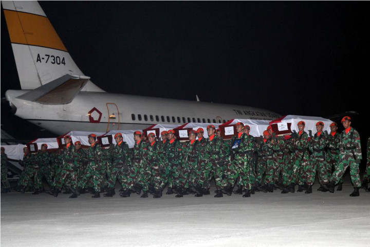 Presiden Jokowi Pimpin Upacara Serah Terima Jenazah Korban Hercules C-130