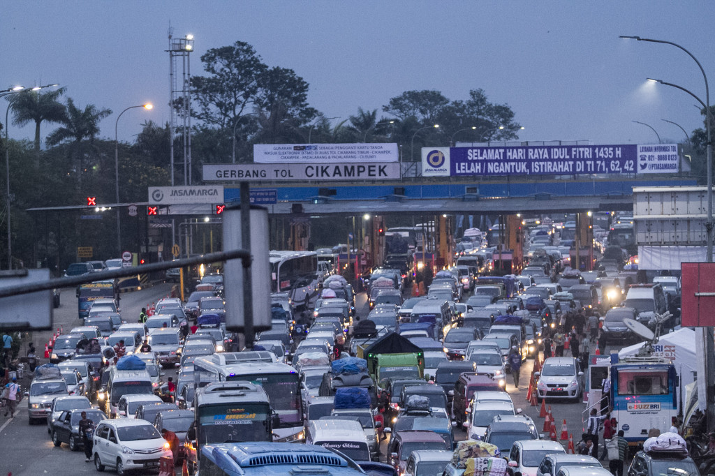 Ratusan kendaraan pemudik di pintu Tol Cikampek, Purwakarta, Jawa Barat, Jumat 25 Juli 2014. Foto: MI/Atet Dwi