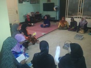 Keluarga Menunggu Kedatangan Jenazah Pilot Hercules