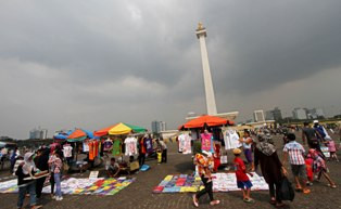 Mendapat Perlawanan PKL Monas, Ahok: Sikat Habis