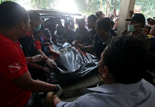 TNI AU Antarkan Korban Sesuai Permintaan Keluarga