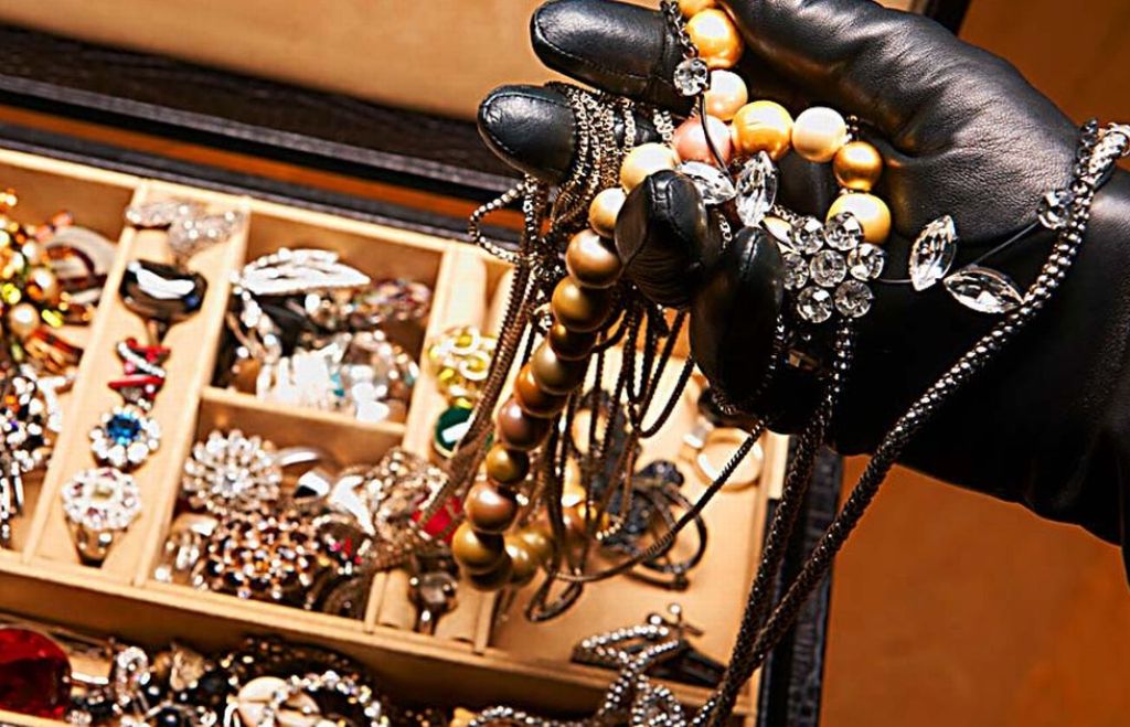 Perhiasan juga bisa menunjukkan karakter Anda. (Foto:mirror.co.uk)